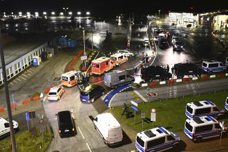 Σε εξέλιξη θρίλερ με ένοπλο στο αεροδρόμιο του Αμβούργου – Κρατά την κόρη του ως όμηρο
