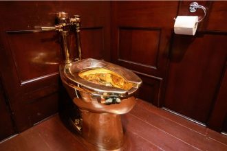 Βρετανία: Τέσσερις άνδρες κατηγορούνται ότι έκλεψαν μια χρυσή τουαλέτα αξίας 6 εκατ. ευρώ