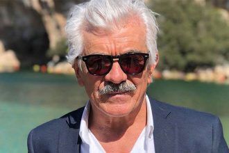 Γιώργος Γιαννόπουλος για συνάδελφό του: «Ήταν ιδρωμένη και μύριζε, δεν κάναμε την ερωτική σκηνή»