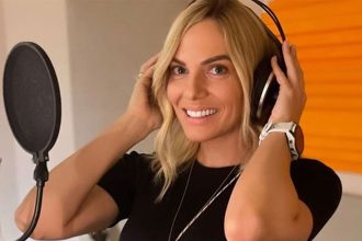 Η Ιωάννα Μαλέσκου μπήκε στο στούντιο και ηχογράφησε παιδικό τραγούδι