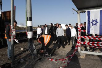 Ιερουσαλήμ: Πυροβολισμοί σε στάση λεωφορείου – Νεκροί μια γυναίκα, ένας ηλικιωμένος και οι δύο δράστες