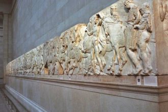 Υπέρ της επιστροφής των Γλυπτών οι Times: «Πρέπει να εκτεθούν στο φυσικό τους μέρος»
