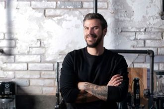 O Άκης Πετρετζίκης μιλάει πρώτη φορά για το κλείσιμο των μαγαζιών του: «Θα τα κάνω πάλι από την αρχή»