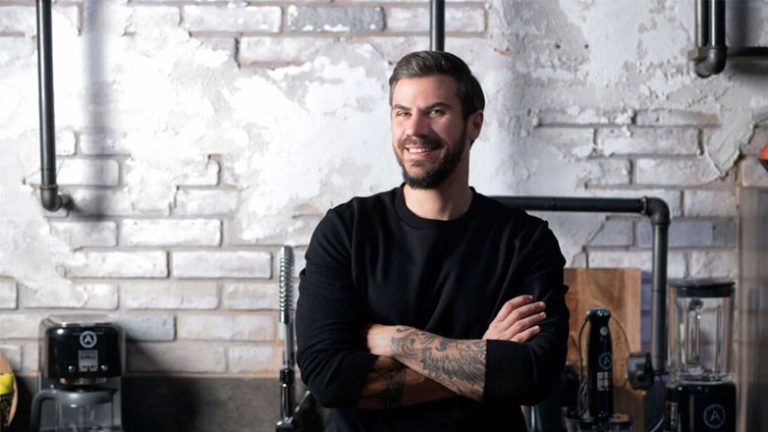 O Άκης Πετρετζίκης μιλάει πρώτη φορά για το κλείσιμο των μαγαζιών του: «Θα τα κάνω πάλι από την αρχή»