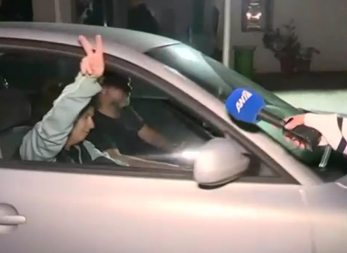 Κάνοντας το σήμα της νίκης βγήκε από τη φυλακή η Πόλα Ρούπα