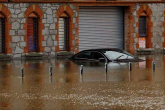 Η κακοκαιρία «Ciaran» σαρώνει την Ευρώπη - Τουλάχιστον 10 οι νεκροί