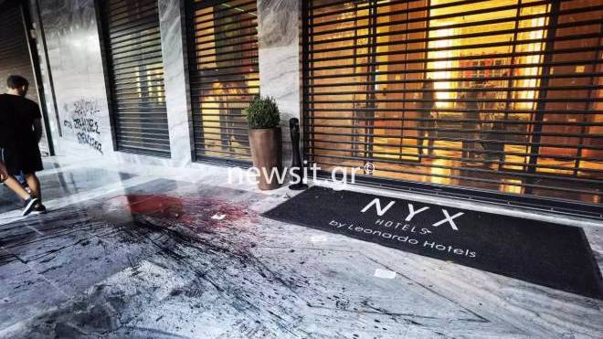 Επέτειος Πολυτεχνείου: Ένταση στη Σταδίου - Έσπασαν τζαμαρία και έριξαν μπογιές