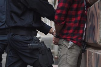 Ολλανδία: Συνελήφθησαν ένας εργαζόμενος στην αντιτρομοκρατική και μια πρώην συνάδελφός του για διαρροή κρατικών μυστικών