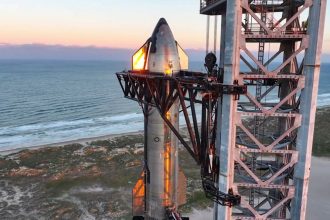 Έτοιμος να εκτοξευτεί ο σούπερ πύραυλος του Ελον Μασκ με τον οποίο θέλει να στείλει ένα εκατ. ανθρώπους στον Άρη!