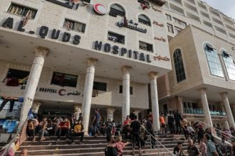 Ισραηλινά άρματα μάχης στις πύλες του βασικού νοσοκομείου της πόλης της Γάζας