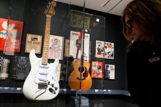 Σε δημοπρασία πουλήθηκαν κιθάρες του Έρικ Κλάπτον και του Κερτ Κομπέιν