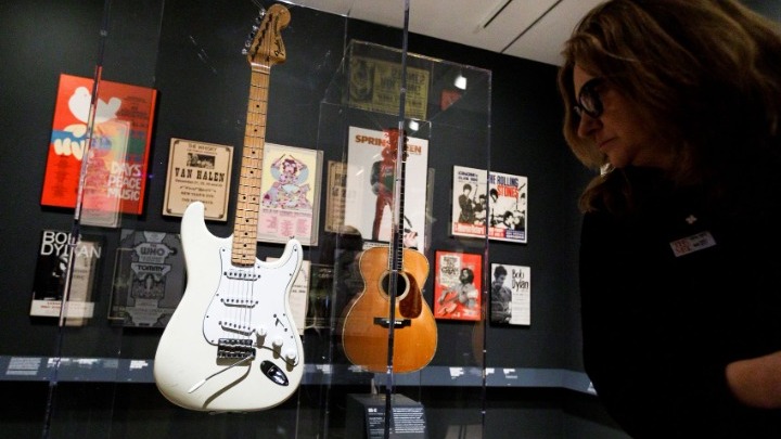 Σε δημοπρασία πουλήθηκαν κιθάρες του Έρικ Κλάπτον και του Κερτ Κομπέιν