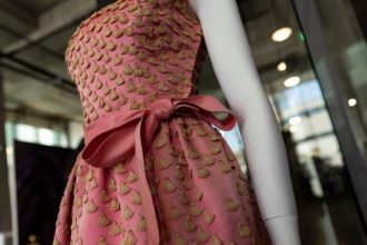 Ο Givenchy γιορτάζει επτά δεκαετίες μόδας με ένα νέο βιβλίο