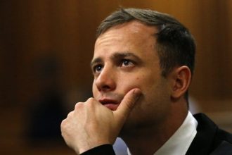 Πιστόριους: Eλεύθερος με αναστολή, σχεδόν 11 χρόνια μετά τη δολοφονία της Ρίβα Στέενκαμπ