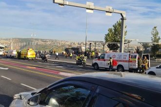 Ιερουσαλήμ: Η στιγμή που ένοπλοι ανοίγουν πυρ σε στάση λεωφορείου