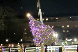 ΗΠΑ: Έπεσε το χριστουγεννιάτικο δέντρο μπροστά από τον Λευκό Οίκο λόγω των ισχυρών ανέμων