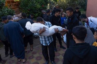 Γάζα: Οι Παλαιστίνιοι προσπαθούν να ταυτοποιήσουν τους 80 νεκρούς που τους παραδόθηκαν από το Ισραήλ