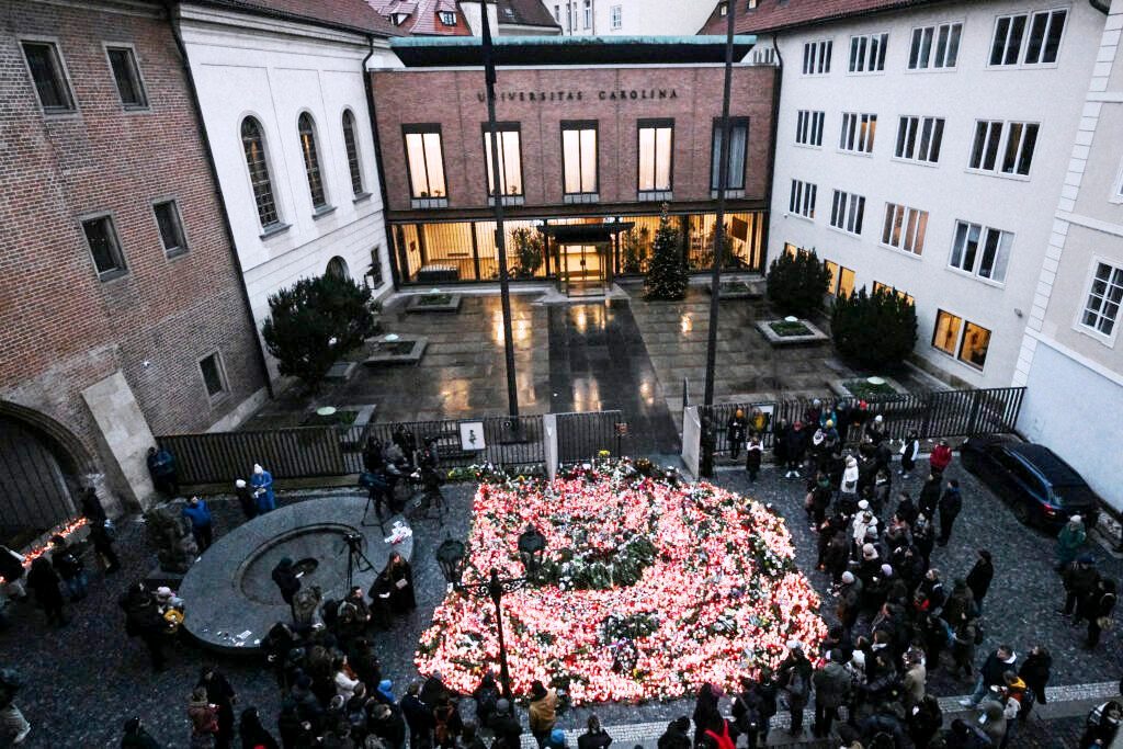 Πράγα: Βρέθηκε στο σπίτι του μακελάρη το όπλο της δολοφονίας πατέρα και κόρης - Εντοπίστηκε και αυτοσχέδια βόμβα