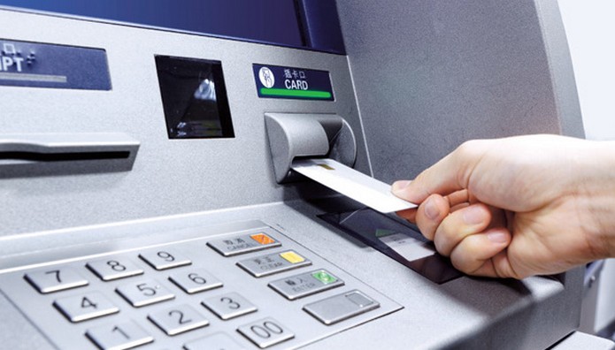 Μειώνεται η χρέωση για ανάληψη μετρητών από ΑΤΜ άλλης τράπεζας