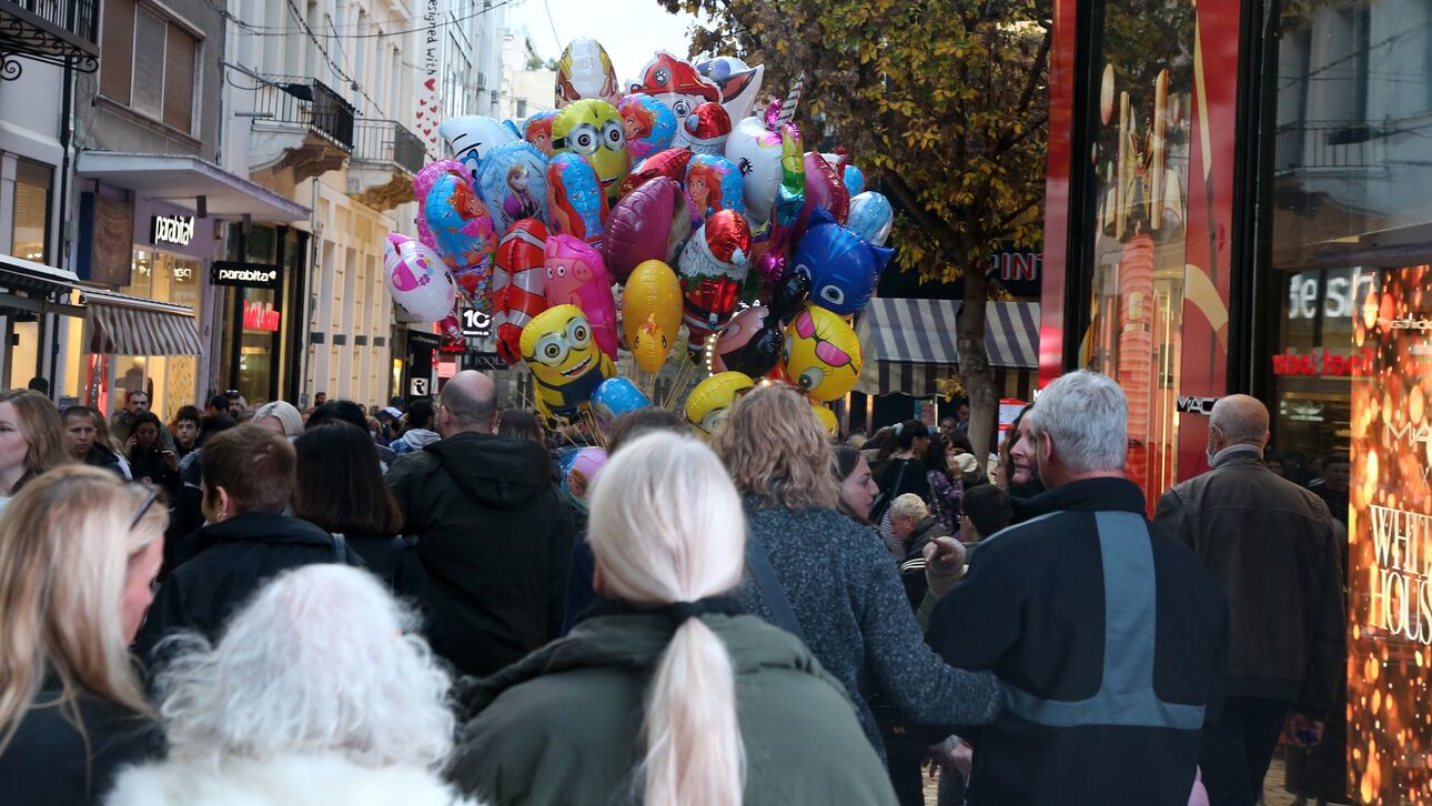 Συγκρατημένοι οι καταναλωτές στις εορταστικές αγορές: Τι δείχνουν δύο έρευνες