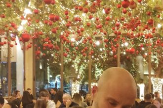 Ο Στέργιος Μικρούτσικος σε σπάνια έξοδο με τον πατέρα του