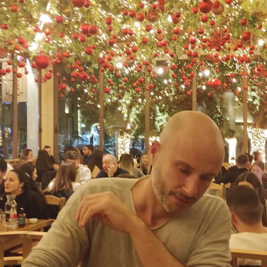 Ο Στέργιος Μικρούτσικος σε σπάνια έξοδο με τον πατέρα του