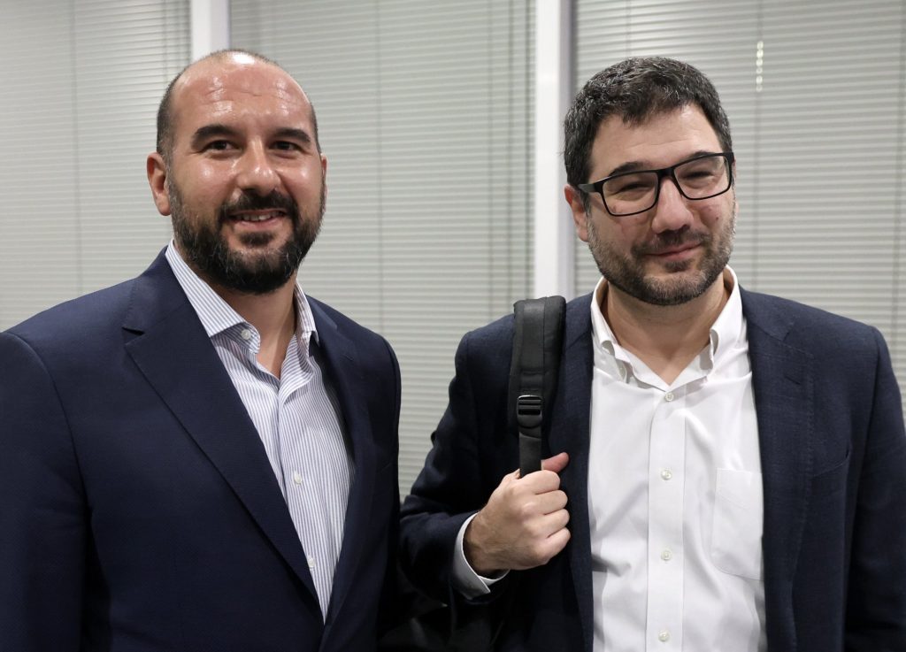 Γυρίστε τις έδρες πίσω λέει σε Τζανακόπουλο και Ηλιόπουλο ο ΣΥΡΙΖΑ Α’ Αθήνας