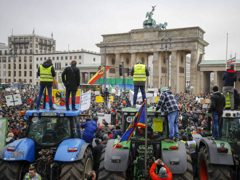 Τα τρακτέρ πολιορκούν το Βερολίνο