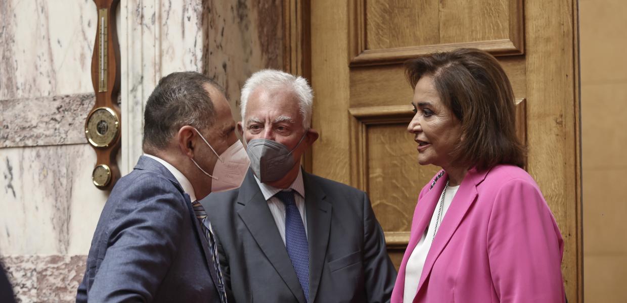 «Πυρ ομαδόν» κατά Γεραπετρίτη για τη ροζ σημαία - «Γαλάζιο» άδειασμα από Ντόρα και Καιρίδη