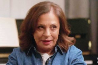 Χάρις Αλεξίου: Τα δύσκολα και φτωχικά παιδικά χρόνια, η μητέρα που «έφυγε» νωρίς και η ανατροφή του αδελφού της