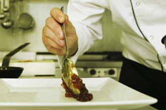 Βραβευμένος σεφ απολύθηκε γιατί έκανε καψόνι σε υπάλληλο