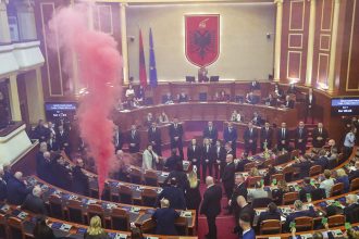 Χάος στο Αλβανικό κοινοβούλιο - Βουλευτές άναψαν καπνογόνα