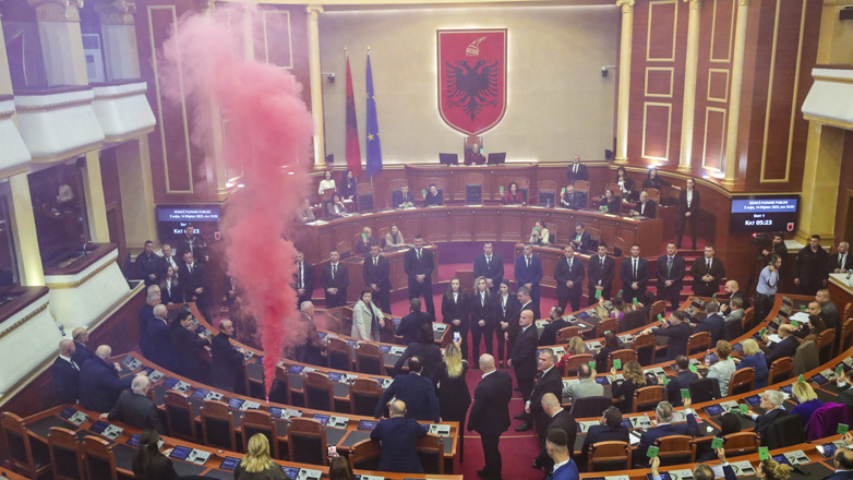Χάος στο Αλβανικό κοινοβούλιο - Βουλευτές άναψαν καπνογόνα