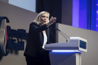 Γαλλία: Πρώτο στις δημοσκοπήσεις για τις ευρωεκλογές το κόμμα της Λεπέν