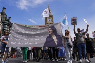 Ιράν: Οι αρχές εμπόδισαν την οικογένεια της Αμινί να παραλάβει στο Παρίσι το βραβείο Ζαχάροφ