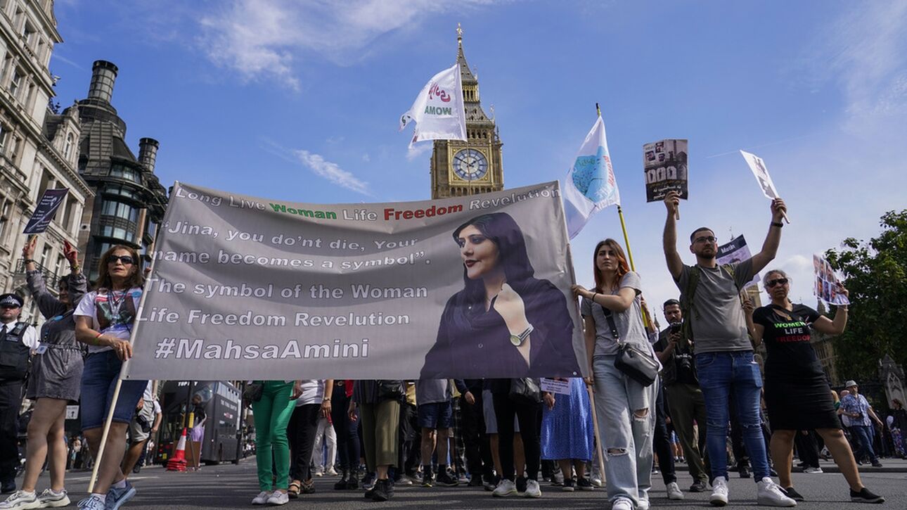 Ιράν: Οι αρχές εμπόδισαν την οικογένεια της Αμινί να παραλάβει στο Παρίσι το βραβείο Ζαχάροφ