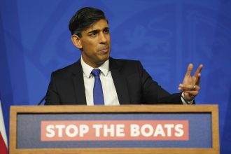 Διπλασιάζει το όριο εισοδήματος για έκδοση οικογενειακής βίζας ο Σούνακ