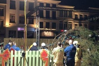 Χριστουγεννιάτικο δέντρο 20 μέτρων τραυμάτισε θανάσιμα γυναίκα