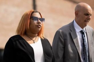 Σε φυλάκιση 2 ετών καταδικάστηκε η μητέρα μαθητή που πυροβόλησε και τραυμάτισε τη δασκάλα του