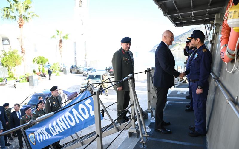 Στην τορπιλάκατο «Δανιόλος» στο λιμάνι της Σύμης ο Ν. Δένδιας