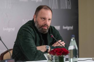 Γιώργος Λάνθιμος: «Το Poor Things δεν θα μπορούσε να γυριστεί ποτέ στην Ελλάδα»
