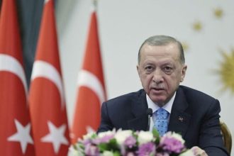 Guardian για Ερντογάν: Οι καλές σχέσεις με την Ελλάδα θα αποκαταστήσουν αυτές με την Ευρώπη