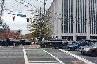 Ατλάντα: Γυναίκα τυλιγμένη με παλαιστινιακή σημαία αυτοπυρπολήθηκε έξω από το ισραηλινό προξενείο