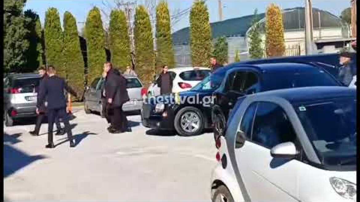 Βασίλης Καρράς: Στο γραφείο τελετών η σορός του - Υποβασταζόμενες η σύζυγος και η κόρη του (ΒΙΝΤΕΟ)