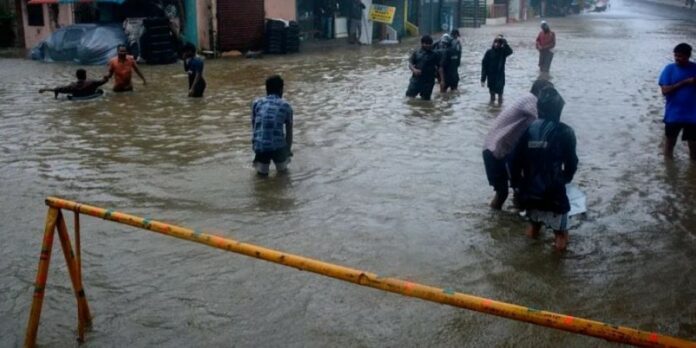 Ινδία: Τουλάχιστον 14 νεκροί από τις πλημμύρες που προκάλεσε ο κυκλώνας Μιτσάουνγκ