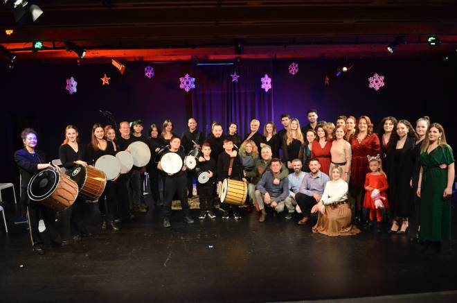 "Χαρά στον Κόσμο": Μία παράσταση που μας ταξίδεψε στην εποχή των χαμένων πατρίδων (ΦΩΤΟ)