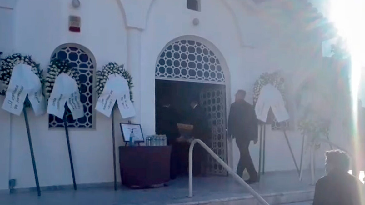 Με λευκά λουλούδια στα χέρια αποχαιρετούν την 50χρονη που κατασπάραξαν τα σκυλιά στην αυλή του σπιτιού της