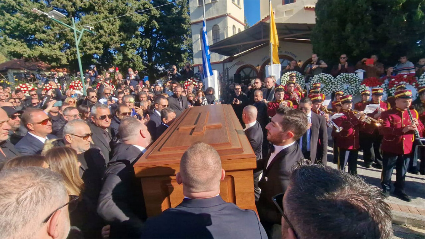 Έπεσε η «αυλαία» για τον άρχοντα της πίστας - Πλήθος κόσμου στη γενέτειρά του Βασίλη Καρρά για το τελευταίο αντίο (ΦΩΤΟ)