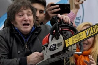 Αργεντινή: Η κυβέρνηση Μιλέι προχωρά σε υποτίμηση του νομίσματος κατά 50%, ενώ περικόπτει δραστικά δημόσιες δαπάνες