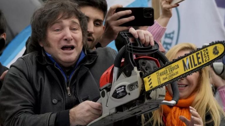 Αργεντινή: Η κυβέρνηση Μιλέι προχωρά σε υποτίμηση του νομίσματος κατά 50%, ενώ περικόπτει δραστικά δημόσιες δαπάνες